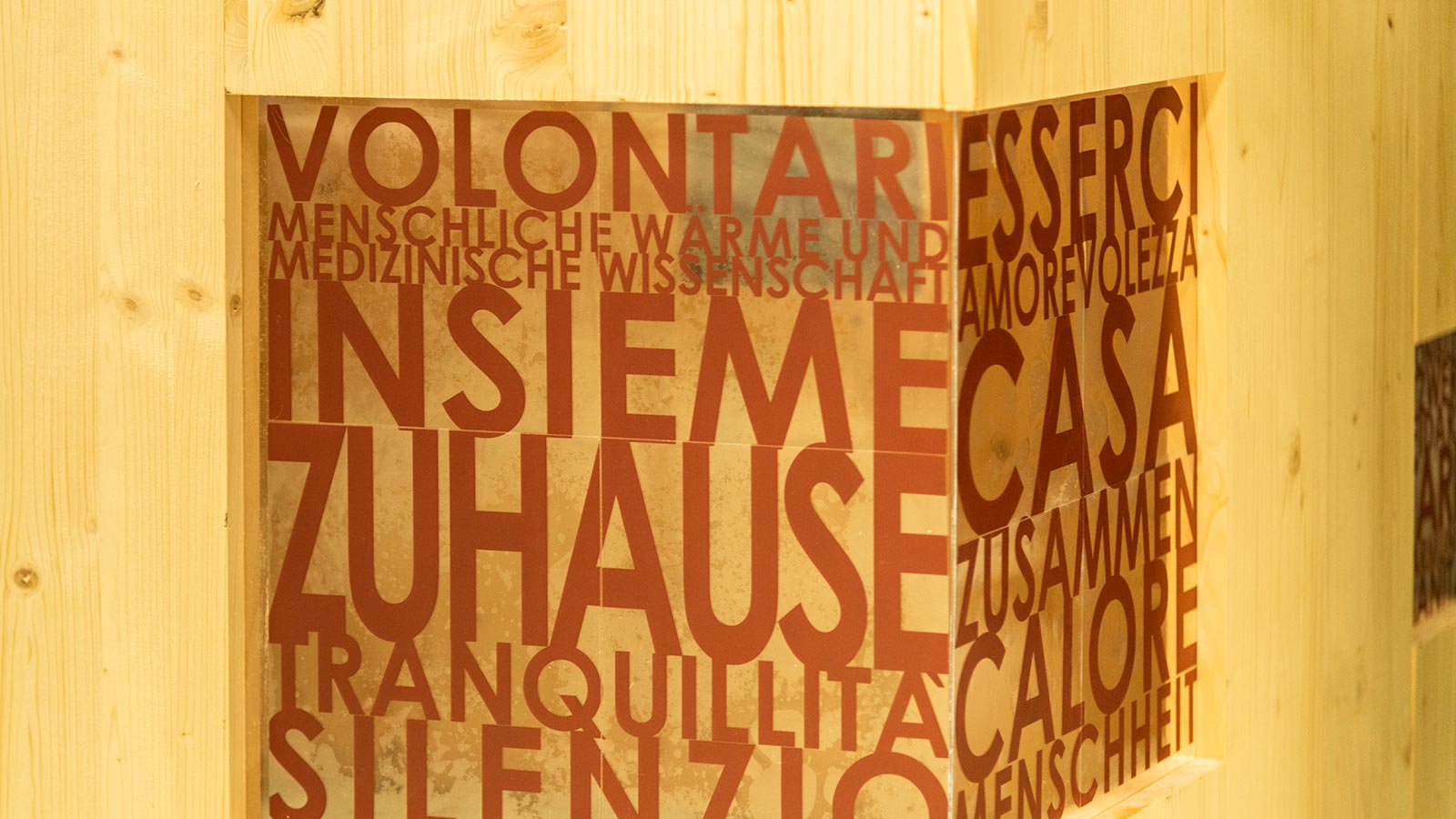 Dettaglio di una decorazione in legno presso il centro di cure palliative Il Papavero-Der Mohn a Bolzano